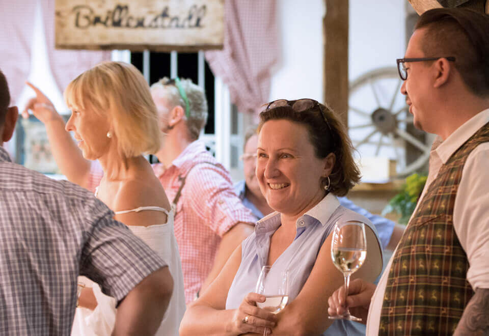 Feierlaune: Rauschendes Eröffnungsfest im Brillenstadl in St. Gilgen